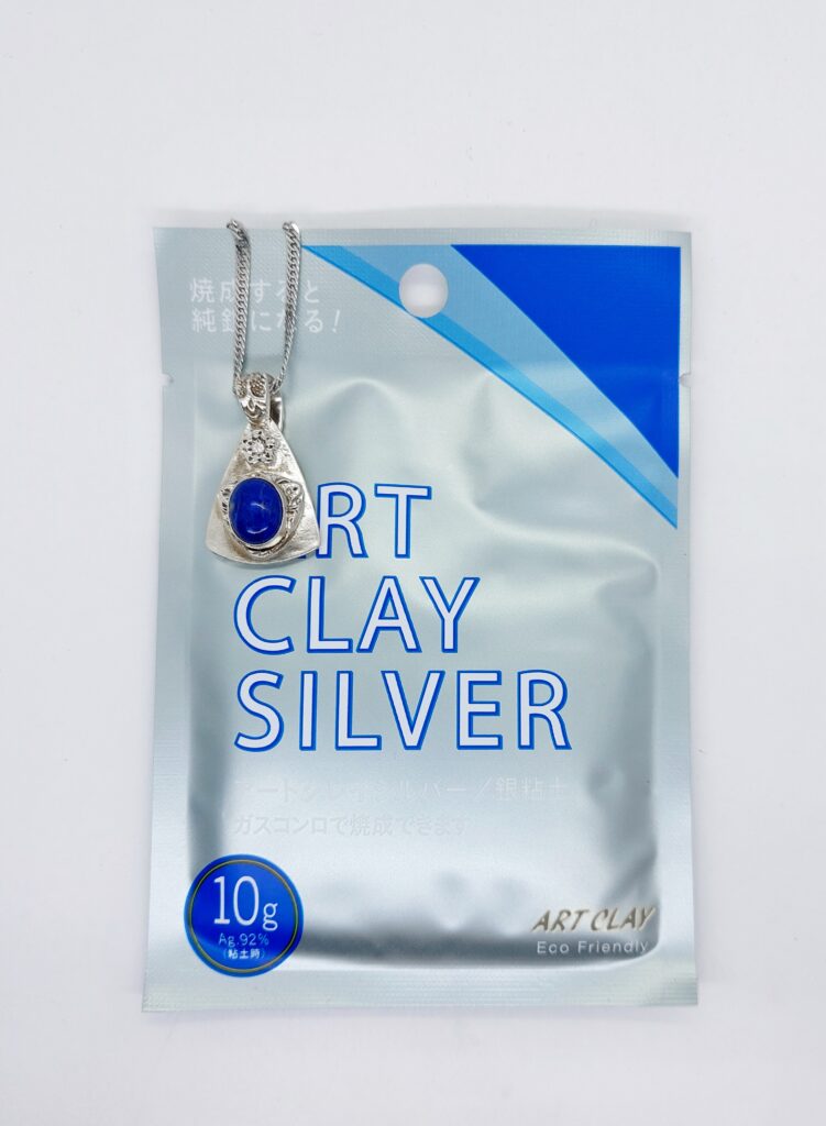 Hõbesavi pakk koos hõbesavist ripatsiga