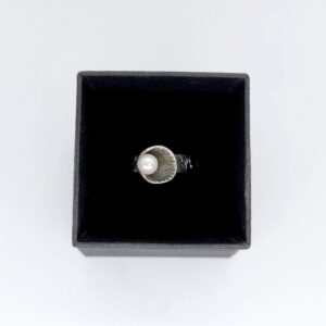 Hõbe sõrmus pärliga merekarbi disainiga