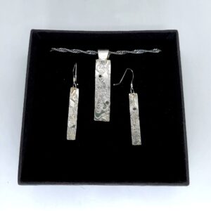 Hõbemetallist ehtekoplekt mustriga tagakülg