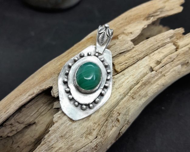 Hõbesavile poolvääriskivi lisamise koolitusest saadud ripats